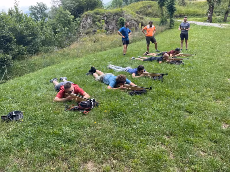 Initiation au tir à carabine laser lors d'une session tir au laser à Loudenvielle