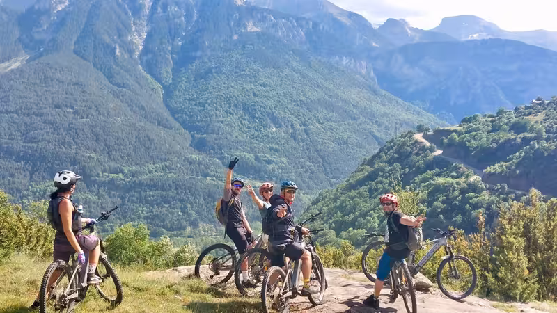 Une cycliste sur un vélo à assistance électrique sur un sentier de montagne pyrénéen