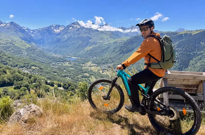 Groupe de cyclistes sur des VTT électriques sur un sentier de montagne pyrénéen