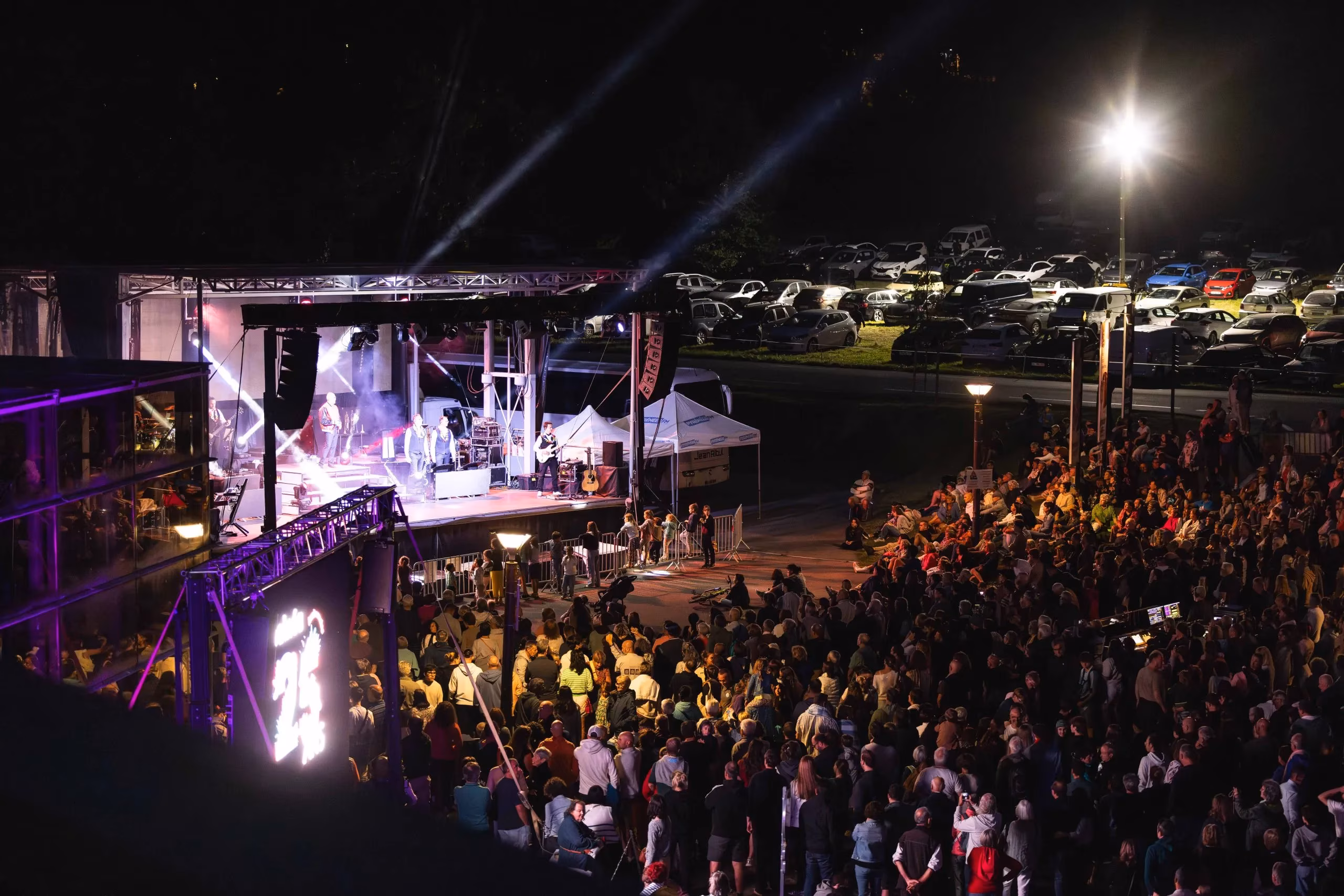 Bord du lac de Génos-Loudenvielle en soirée, lieu de la fête de Balnéa